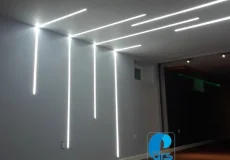 نور خطی LED سفید نصب شده روی سقف داخلی
