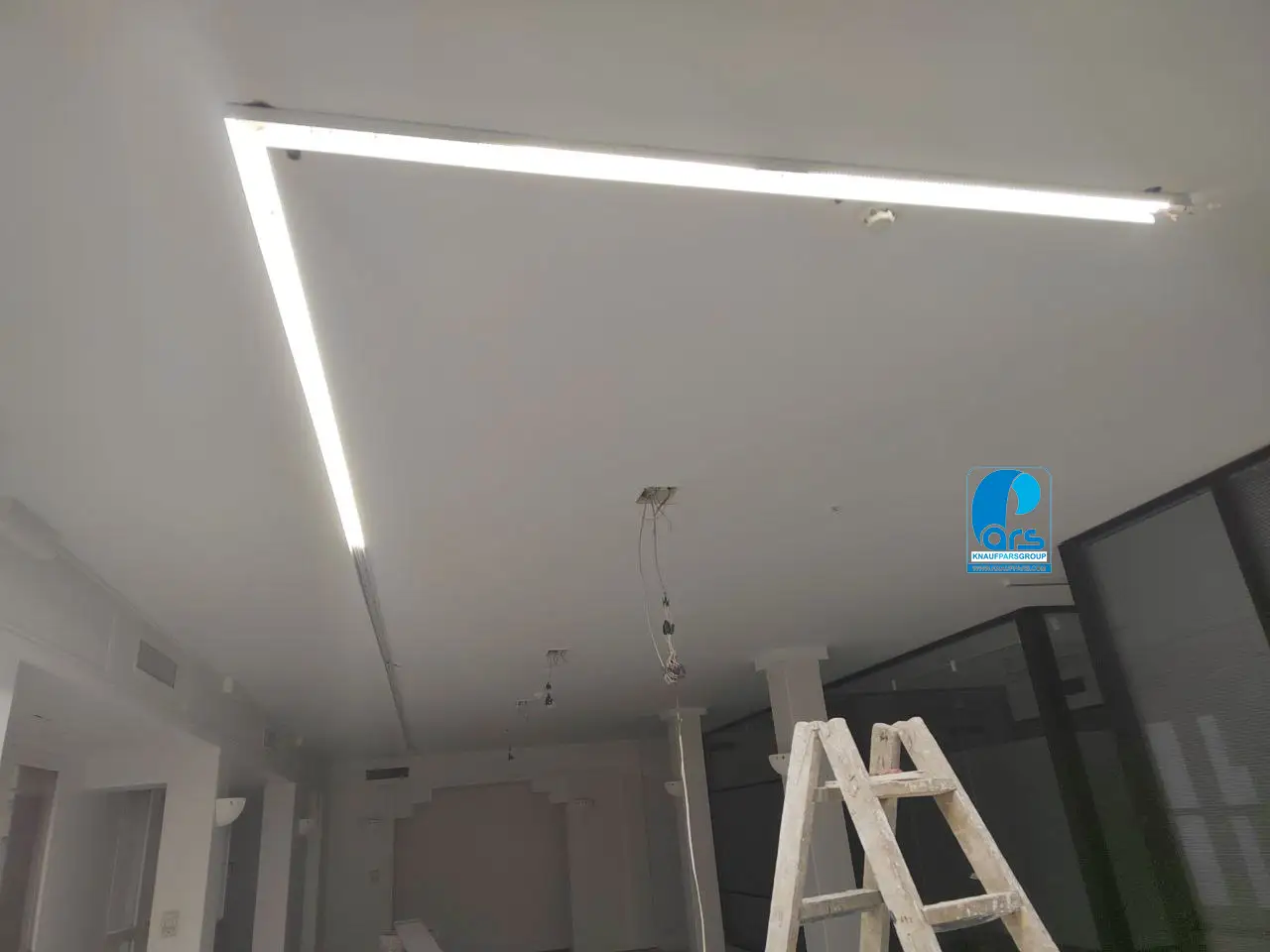 چراغ خطی LED توکار نصب شده در سقف کاذب پذیرایی با نورپردازی یکنواخت