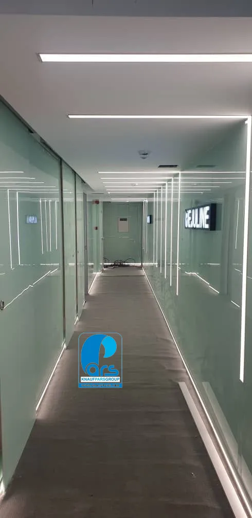 روشنایی مدرن با نور خطی LED در فضای کاری