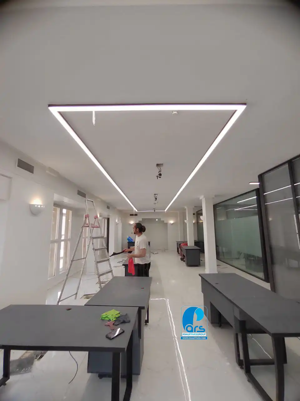 نورپردازی خطی LED گرم در اتاق نشیمن"